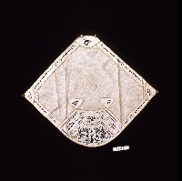 藏品(祈求平安刺繡扇形白棉肚兜)的圖片