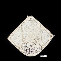 藏品(有鳳來儀刺繡扇形白棉肚兜)的圖片