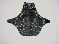 藏品(黑絲緞雙層口袋刺繡圓弧狀肚兜)的圖片