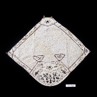 藏品(旗開得勝刺繡扇形白棉肚兜)的圖片