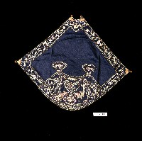 藏品(吉祥刺繡扇形黑棉肚兜)的圖片