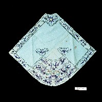 藏品(扇形淺綠色刺繡棉布肚兜)的圖片