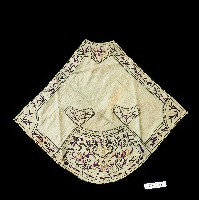 藏品(扇形淺綠色刺繡絲綢肚兜)的圖片