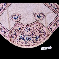 藏品(吉祥刺繡扇形白棉肚兜)的圖片