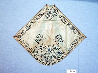 藏品(吉祥刺繡扇形淺綠色棉貼飾口袋肚兜)的圖片