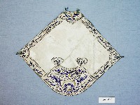 藏品(吉祥刺繡扇形米黃絲提布肚兜)的圖片