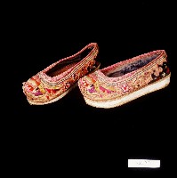 藏品(客家橘絲緞黑布絨盤枝纏花刺繡翹頭禮鞋)的圖片