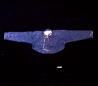 藏品(卑南族深藍色男長袖上衣)的圖片