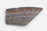 藏品(灰黑色夾砂帶弦紋陶缽殘片)的圖片