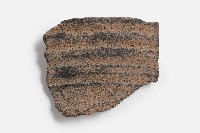 藏品(灰黑色夾砂弦紋陶器口部殘片)的圖片
