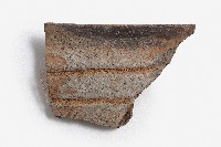 藏品(灰黑色夾砂弦紋陶缽口部殘片)的圖片