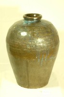藏品(褐綠釉直條篦紋窄口豐肩式陶甕)的圖片