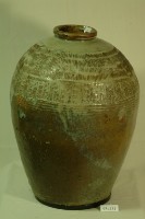 藏品(紅露酒印款綠褐釉拍打印紋窄口豐肩式陶甕)的圖片