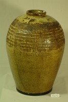 藏品(棕褐釉拍打印紋窄口豐肩式甕)的圖片