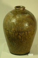 藏品(棕褐流釉凸面拍打印紋窄口豐肩式陶甕)的圖片