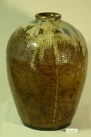 藏品(棕褐帶白綠釉凸狀拍打印紋窄口豐肩式陶甕)的圖片