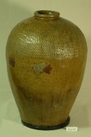 藏品(黃棕褐釉凸狀拍打印紋窄口豐肩式陶甕)的圖片