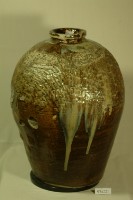 藏品(帶款棕褐釉流釉拍打印紋窄口豐肩式陶甕)的圖片