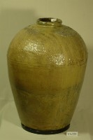 藏品(榮字款黃棕釉拍打印紋窄口豐肩式陶甕)的圖片