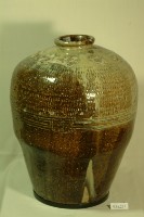藏品(印款醬褐釉疊白釉拍打印紋窄口豐肩式陶甕)的圖片