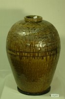 藏品(斑狀棕褐釉拍打印紋窄口豐肩式陶甕)的圖片