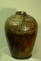 藏品(深紅褐釉拍打印紋窄口豐肩式陶甕)的圖片