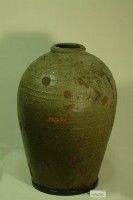 藏品(綠褐釉拍打印紋窄口豐肩式陶甕)的圖片