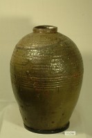 藏品(印款褐綠釉拍打印紋窄口豐肩式陶甕)的圖片