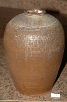 藏品(炉字印款米褐釉拍打印紋窄口豐肩式陶甕)的圖片