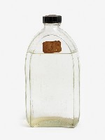 藏品(黑色塑膠帶蓋窄口短頸弧形透明玻璃扁瓶)的圖片