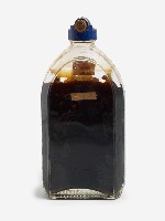 藏品(藥用藍色塑膠蓋窄口短頸橢圓形透明玻璃扁瓶)的圖片