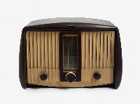 藏品(木製方形無線電調頻旋轉鈕式收音機)的圖片