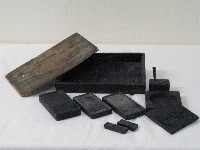 藏品(硯台組(硯台4、筆座1、墨條2、木製收納盒1))的圖片