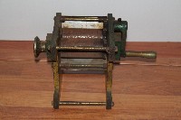 藏品(簡易型中藥材手搖把磨碎機)的圖片