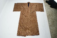 藏品(咖啡色素面和服)的圖片