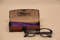 藏品(林衡道所用黑色粗框眼鏡（含收納盒）)的圖片