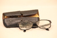 藏品(林衡道所用黑色粗框眼鏡（含收納盒，受損）)的圖片