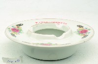 藏品(陶瓷製白色圓盤狀菸灰缸)的圖片