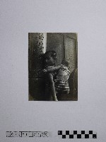 藏品(黃則修攝男孩背著嬰兒)的圖片