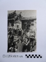 藏品(黃則修攝廟前的攤販)的圖片