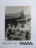 藏品(黃則修攝廟前的攤販)的圖片