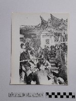 藏品(黃則修攝廟前的攤販)的圖片