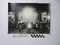 藏品(黃則修攝夜晚的人群)的圖片