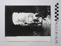 藏品(黃則修攝人倚靠廟門)的圖片