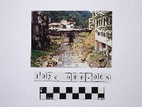 藏品(黃則修攝溪流與家屋)的圖片