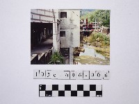 藏品(黃則修攝溪流與家屋)的圖片
