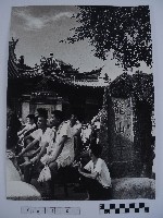 藏品(在名勝古蹟龍山寺看戲的人們)的圖片