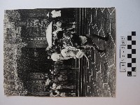 藏品(屋簷下的民眾)的圖片