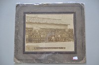 藏品(大正十二年三月十五日鹿港公學校第廿二回卒業證書授與式合照)的圖片