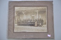 藏品(背景閩式建築前之合照)的圖片